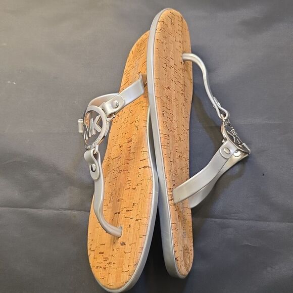 BRAND NEW MICHAEL KORS MK CHARM JELLY FLIP FLOP CORK BOTTOM SANDAL - Picture 12 of 16